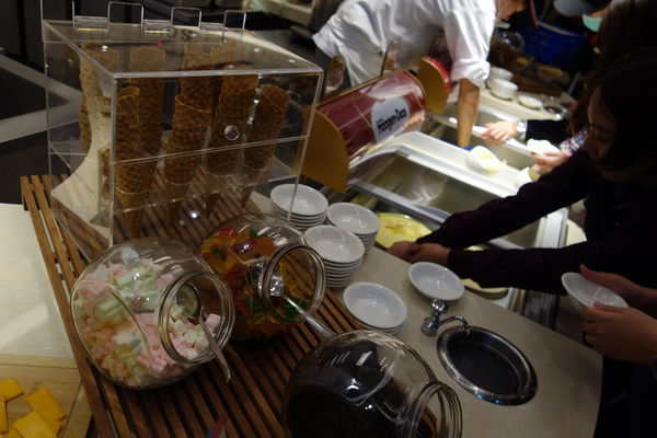 漢來海港自助餐廳：南紡夢時代 漢來海港自助餐廳 海港城 ~新鮮紅蟳吃免驚><