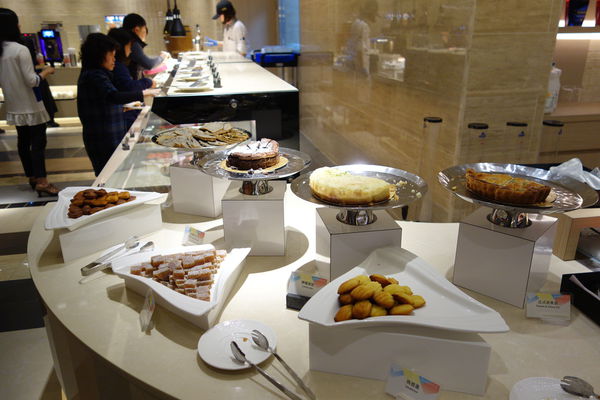 漢來海港自助餐廳：南紡夢時代 漢來海港自助餐廳 海港城 ~新鮮紅蟳吃免驚><