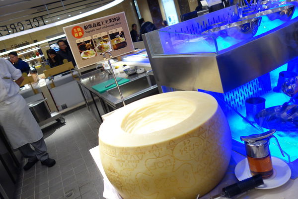 漢來海港自助餐廳：南紡夢時代 漢來海港自助餐廳 海港城 ~新鮮紅蟳吃免驚><