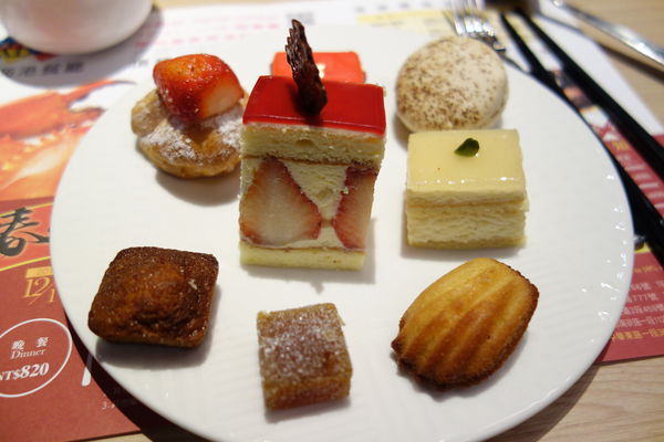 漢來海港自助餐廳：南紡夢時代 漢來海港自助餐廳 海港城 ~新鮮紅蟳吃免驚><