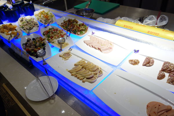 漢來海港自助餐廳：南紡夢時代 漢來海港自助餐廳 海港城 ~新鮮紅蟳吃免驚><