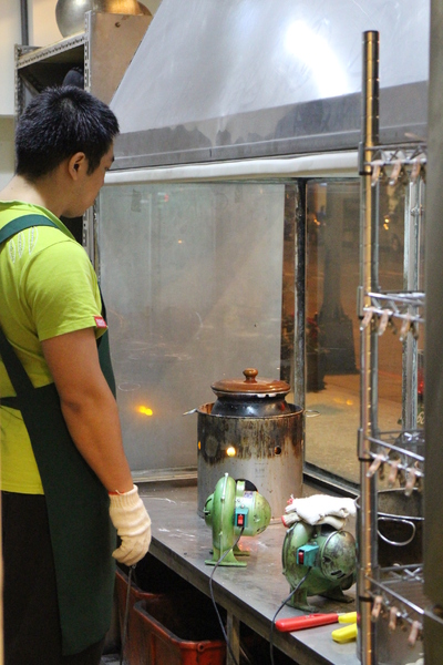 宣德炭燒羊肉爐(總店)：非凡大探索採訪台北‧文山區「宣德炭燒羊肉爐」捷運