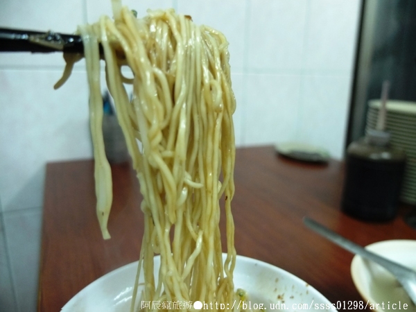 汕頭陽春麵：【美食特搜。高雄新興區】汕頭陽春麵。手工製麵老滋味 生意超好的50年麵店