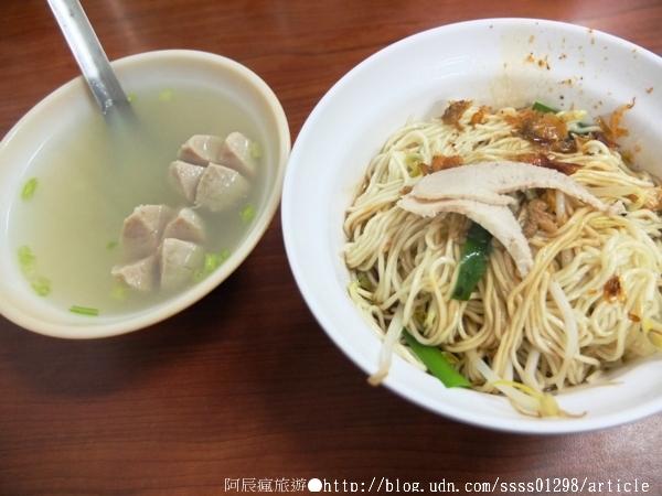 汕頭陽春麵：【美食特搜。高雄新興區】汕頭陽春麵。手工製麵老滋味 生意超好的50年麵店