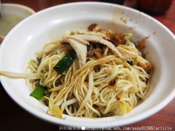 汕頭陽春麵：【美食特搜。高雄新興區】汕頭陽春麵。手工製麵老滋味 生意超好的50年麵店