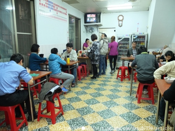 汕頭陽春麵：【美食特搜。高雄新興區】汕頭陽春麵。手工製麵老滋味 生意超好的50年麵店