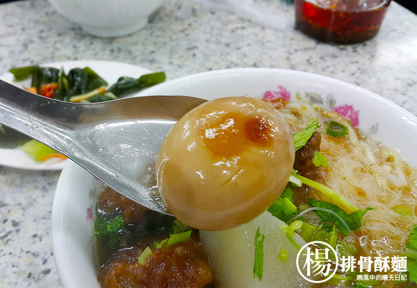 楊記排骨酥(饒河店)：【松山|楊記排骨酥麵】老店自慢好手藝 入口即化美味排骨酥