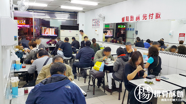 楊記排骨酥(饒河店)：【松山|楊記排骨酥麵】老店自慢好手藝 入口即化美味排骨酥