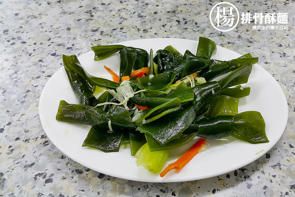 楊記排骨酥(饒河店)：【松山|楊記排骨酥麵】老店自慢好手藝 入口即化美味排骨酥