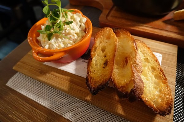 Boots：(胖樺食記)信義區溫馨時尚小餐館『Boots』。近捷運市政府站，美味餐點如藝術品般華麗