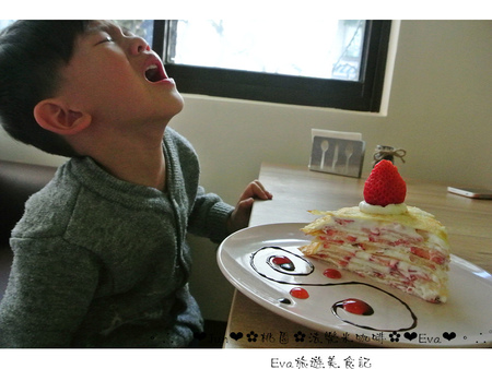 法樂米咖啡：【食記】oO。桃園　八德　法樂米咖啡　超棒的千層蛋糕！每層都有新鮮的草莓哦！。o○。