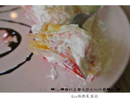 法樂米咖啡：【食記】oO。桃園　八德　法樂米咖啡　超棒的千層蛋糕！每層都有新鮮的草莓哦！。o○。