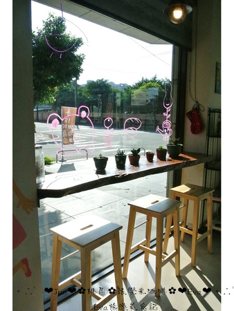 法樂米咖啡：【食記】oO。桃園　八德　法樂米咖啡　超棒的千層蛋糕！每層都有新鮮的草莓哦！。o○。