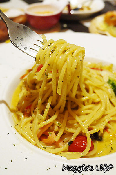 幸福這裡 Happiness Here:新北美食。捷運板橋站【幸福這裡小酒館】Happlness Here◆小酒館。早午餐。異國美食。板橋美食