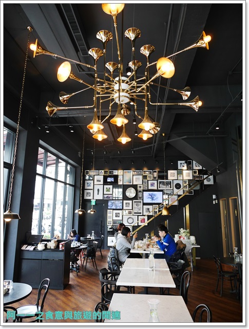 樂昂咖啡(健行店)：台中 樂昂咖啡(健行店)～鐵鍋鴨胸配應景草莓蜜糖領結