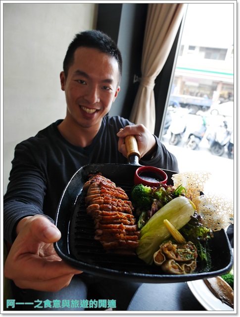 樂昂咖啡(健行店)：台中 樂昂咖啡(健行店)～鐵鍋鴨胸配應景草莓蜜糖領結