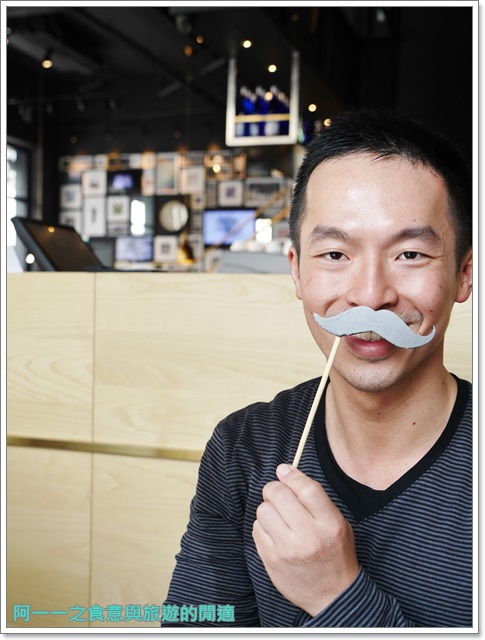 樂昂咖啡(健行店)：台中 樂昂咖啡(健行店)～鐵鍋鴨胸配應景草莓蜜糖領結