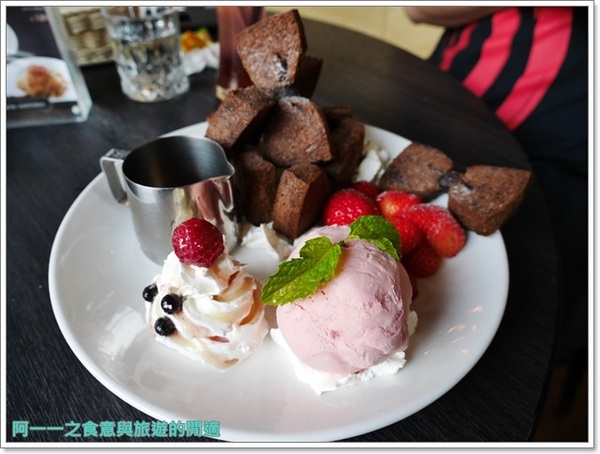 樂昂咖啡(健行店)：台中 樂昂咖啡(健行店)～鐵鍋鴨胸配應景草莓蜜糖領結