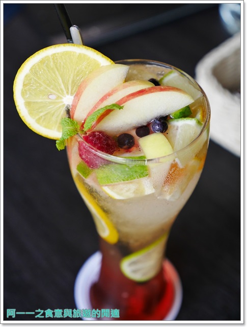 樂昂咖啡(健行店)：台中 樂昂咖啡(健行店)～鐵鍋鴨胸配應景草莓蜜糖領結