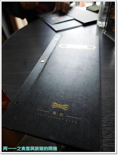 樂昂咖啡(健行店)：台中 樂昂咖啡(健行店)～鐵鍋鴨胸配應景草莓蜜糖領結