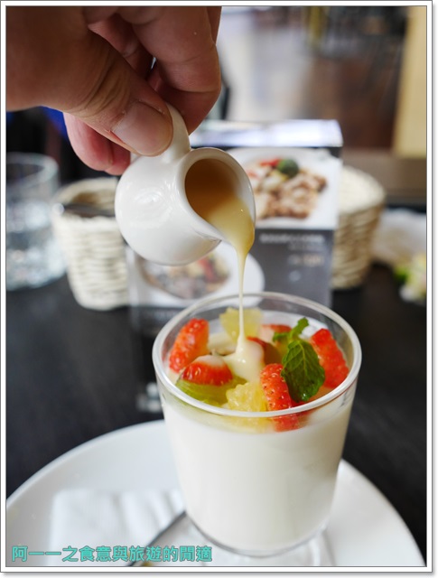 樂昂咖啡(健行店)：台中 樂昂咖啡(健行店)～鐵鍋鴨胸配應景草莓蜜糖領結