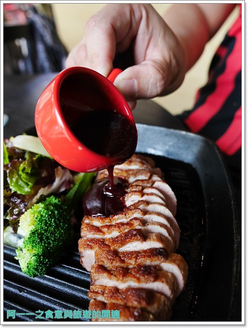 樂昂咖啡(健行店)：台中 樂昂咖啡(健行店)～鐵鍋鴨胸配應景草莓蜜糖領結