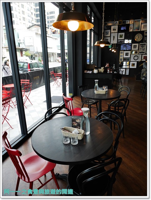 樂昂咖啡(健行店)：台中 樂昂咖啡(健行店)～鐵鍋鴨胸配應景草莓蜜糖領結