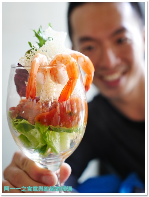 樂昂咖啡(健行店)：台中 樂昂咖啡(健行店)～鐵鍋鴨胸配應景草莓蜜糖領結