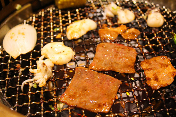 牛角日式炭火燒肉: 燒肉吃到飽(南紡夢時代)：[台南]大口燒肉吃到飽 牛角日式炭火燒肉 (南紡夢時代店)