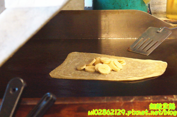 泰式香蕉煎餅-台南永康店：【台南-永康區】泰式x香蕉煎餅..幫國王穿新衣吧~泥巴布丁奶奶/香蕉騙牛奶《台南泰早安-香蕉煎餅&泰式奶茶》