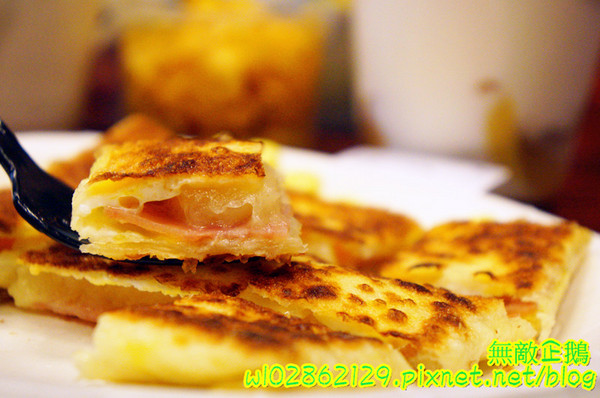 泰式香蕉煎餅-台南永康店：【台南-永康區】泰式x香蕉煎餅..幫國王穿新衣吧~泥巴布丁奶奶/香蕉騙牛奶《台南泰早安-香蕉煎餅&泰式奶茶》