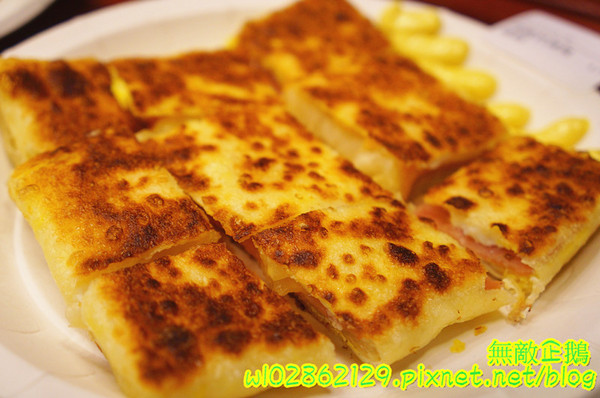 泰式香蕉煎餅-台南永康店：【台南-永康區】泰式x香蕉煎餅..幫國王穿新衣吧~泥巴布丁奶奶/香蕉騙牛奶《台南泰早安-香蕉煎餅&泰式奶茶》