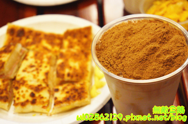 泰式香蕉煎餅-台南永康店：【台南-永康區】泰式x香蕉煎餅..幫國王穿新衣吧~泥巴布丁奶奶/香蕉騙牛奶《台南泰早安-香蕉煎餅&泰式奶茶》