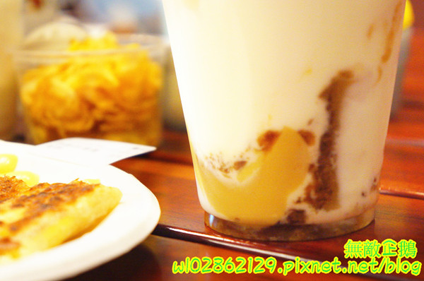 泰式香蕉煎餅-台南永康店：【台南-永康區】泰式x香蕉煎餅..幫國王穿新衣吧~泥巴布丁奶奶/香蕉騙牛奶《台南泰早安-香蕉煎餅&泰式奶茶》