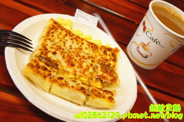 泰式香蕉煎餅-台南永康店：【台南-永康區】泰式x香蕉煎餅..幫國王穿新衣吧~泥巴布丁奶奶/香蕉騙牛奶《台南泰早安-香蕉煎餅&泰式奶茶》