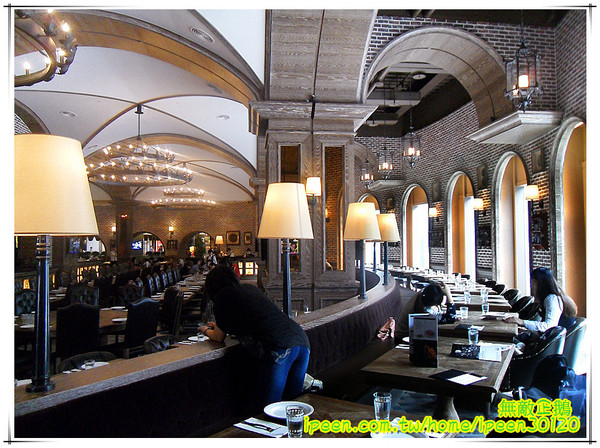 金色三麥：【台南-東區】彷若來到哈利波特的城堡...喝酒聊天的好地方...《金色三麥》