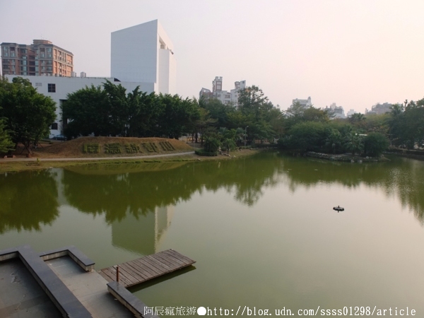 南瀛綠都心5號公園：【旅行遊記。台南新營區】南瀛綠都心公園。擁有80多年歷史老公園 新營人成長時的記憶