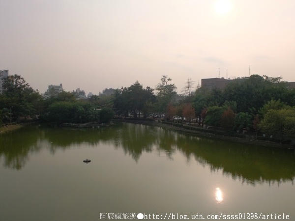 南瀛綠都心5號公園：【旅行遊記。台南新營區】南瀛綠都心公園。擁有80多年歷史老公園 新營人成長時的記憶