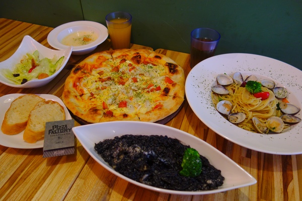 披薩工廠PizzaFactory：1040111[官本金文愛台灣]台中市霧峰區創始店披薩工廠PizzaFactory單點附贈濃湯平日超值午餐大優惠飲料無限暢飲喝到飽