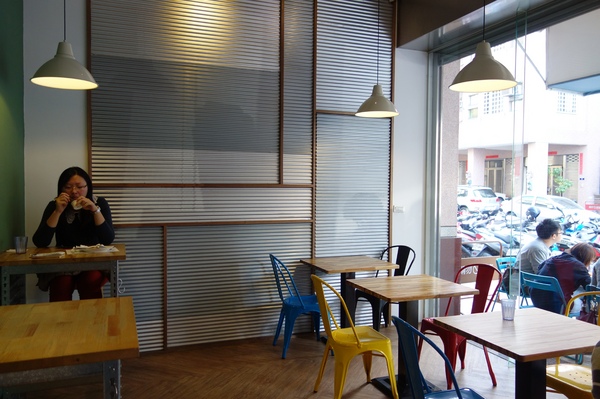 披薩工廠PizzaFactory：1040111[官本金文愛台灣]台中市霧峰區創始店披薩工廠PizzaFactory單點附贈濃湯平日超值午餐大優惠飲料無限暢飲喝到飽