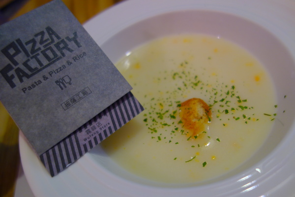 披薩工廠PizzaFactory：1040111[官本金文愛台灣]台中市霧峰區創始店披薩工廠PizzaFactory單點附贈濃湯平日超值午餐大優惠飲料無限暢飲喝到飽