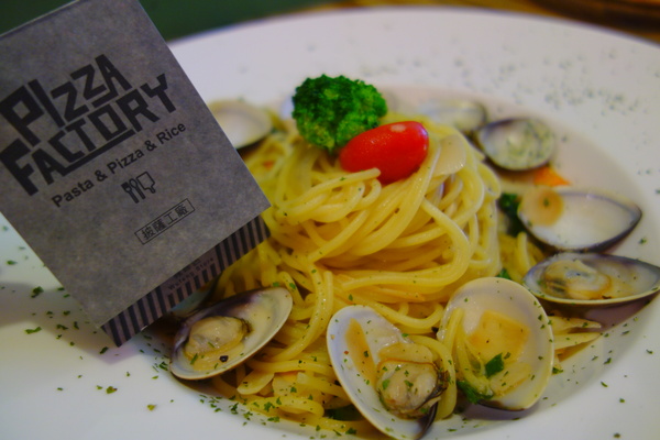 披薩工廠PizzaFactory：1040111[官本金文愛台灣]台中市霧峰區創始店披薩工廠PizzaFactory單點附贈濃湯平日超值午餐大優惠飲料無限暢飲喝到飽
