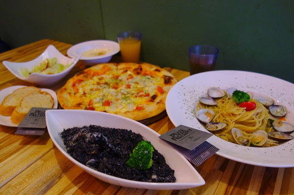 披薩工廠PizzaFactory：1040111[官本金文愛台灣]台中市霧峰區創始店披薩工廠PizzaFactory單點附贈濃湯平日超值午餐大優惠飲料無限暢飲喝到飽