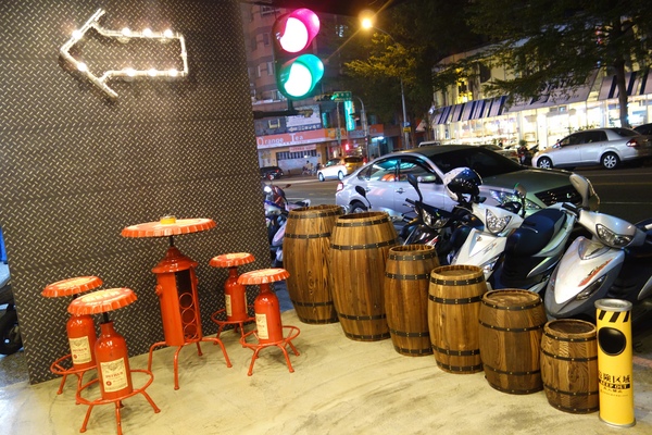 義樓Italiano：1031223[官本金文愛台灣]台中市北區與P小姐一起嗜賣嚐鮮義樓Italiano時尚工業風美味比薩魂還有燉飯與義大利麵