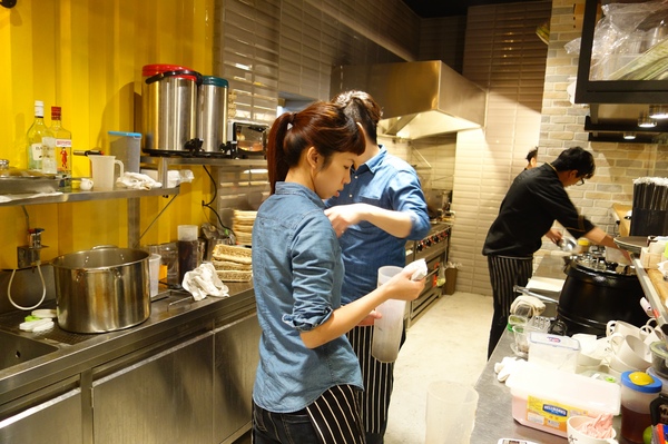 義樓Italiano：1031223[官本金文愛台灣]台中市北區與P小姐一起嗜賣嚐鮮義樓Italiano時尚工業風美味比薩魂還有燉飯與義大利麵