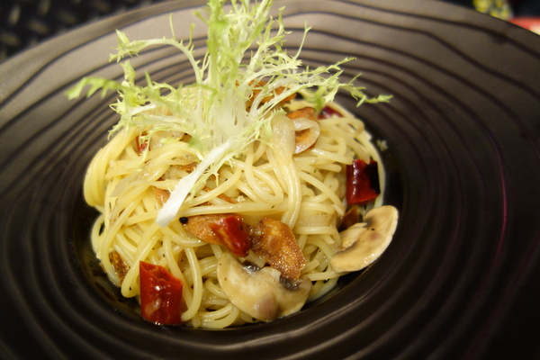 義樓Italiano：1031223[官本金文愛台灣]台中市北區與P小姐一起嗜賣嚐鮮義樓Italiano時尚工業風美味比薩魂還有燉飯與義大利麵