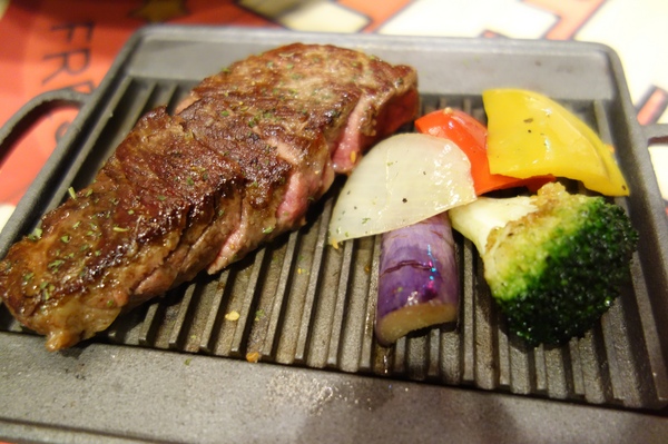 義樓Italiano：1031223[官本金文愛台灣]台中市北區與P小姐一起嗜賣嚐鮮義樓Italiano時尚工業風美味比薩魂還有燉飯與義大利麵