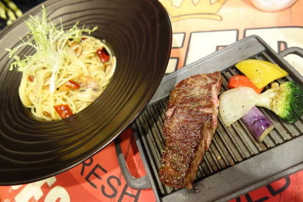 義樓Italiano：1031223[官本金文愛台灣]台中市北區與P小姐一起嗜賣嚐鮮義樓Italiano時尚工業風美味比薩魂還有燉飯與義大利麵