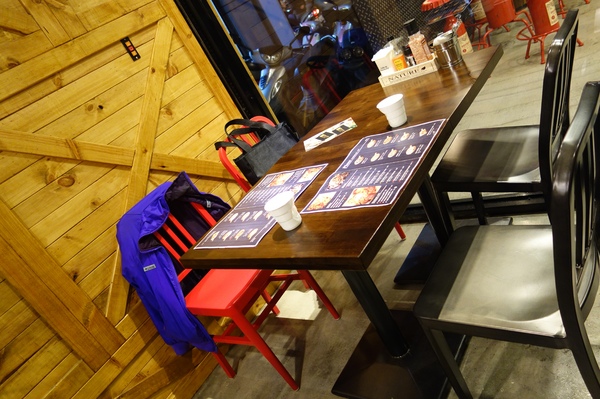 義樓Italiano：1031223[官本金文愛台灣]台中市北區與P小姐一起嗜賣嚐鮮義樓Italiano時尚工業風美味比薩魂還有燉飯與義大利麵