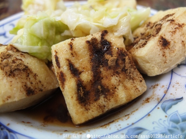 阿美臭豆腐:【美食特搜。嘉義市】阿美臭豆腐。蓬鬆酥軟的臭豆腐 胡椒粉和中藥粉伴味